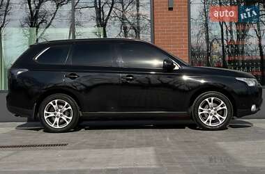 Позашляховик / Кросовер Mitsubishi Outlander 2012 в 