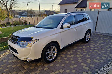 Позашляховик / Кросовер Mitsubishi Outlander 2013 в 