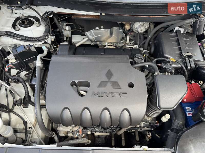 Внедорожник / Кроссовер Mitsubishi Outlander 2016 в Одессе