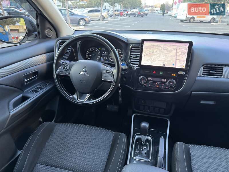 Внедорожник / Кроссовер Mitsubishi Outlander 2016 в Одессе