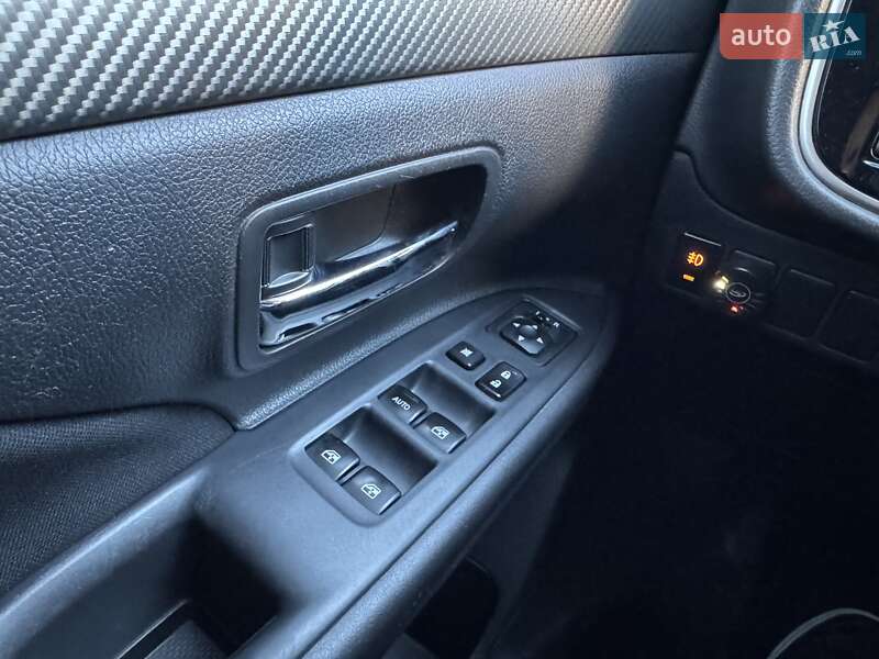 Внедорожник / Кроссовер Mitsubishi Outlander 2016 в Одессе