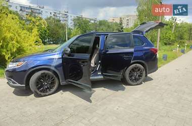 Позашляховик / Кросовер Mitsubishi Outlander 2018 в 