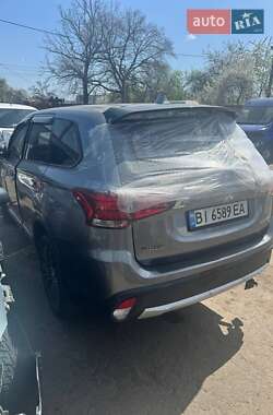 Внедорожник / Кроссовер Mitsubishi Outlander 2015 в 
