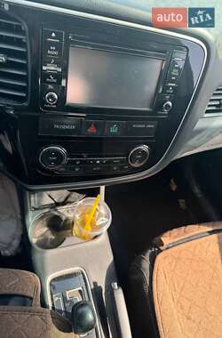 Внедорожник / Кроссовер Mitsubishi Outlander 2015 в 