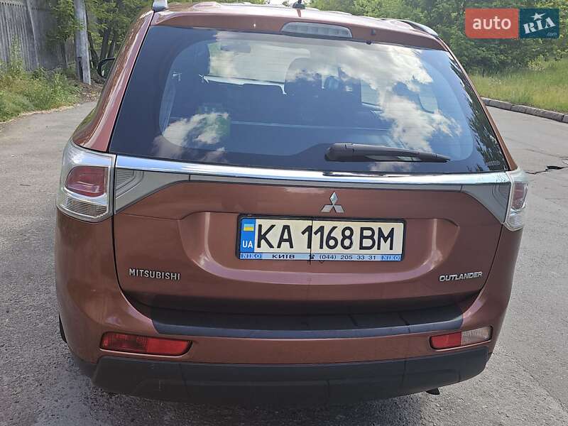 Позашляховик / Кросовер Mitsubishi Outlander 2013 в Києві