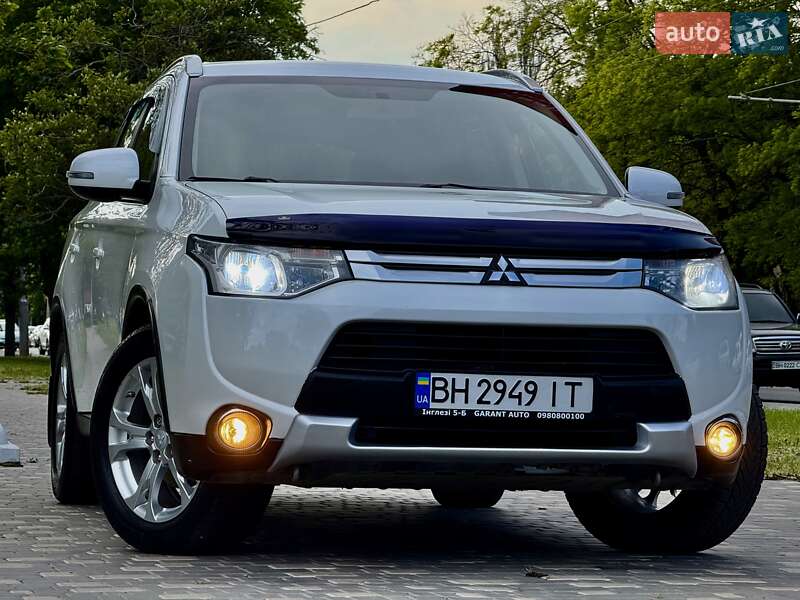 Позашляховик / Кросовер Mitsubishi Outlander 2015 в Одесі