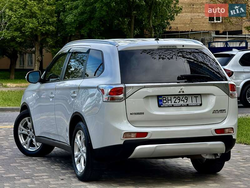 Позашляховик / Кросовер Mitsubishi Outlander 2015 в Одесі
