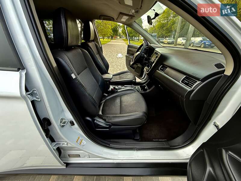 Позашляховик / Кросовер Mitsubishi Outlander 2015 в Одесі
