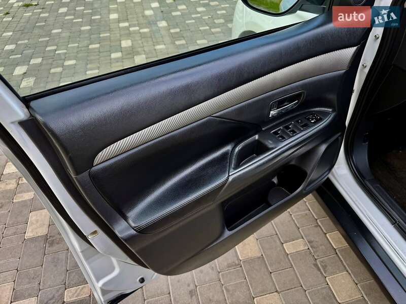 Позашляховик / Кросовер Mitsubishi Outlander 2015 в Одесі