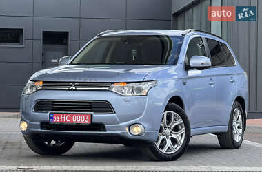 Внедорожник / Кроссовер Mitsubishi Outlander 2014 в 