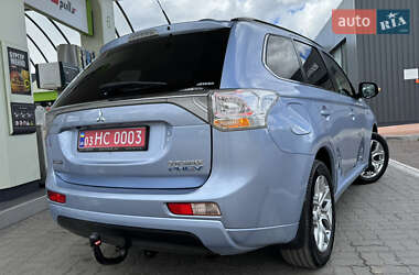 Внедорожник / Кроссовер Mitsubishi Outlander 2014 в 