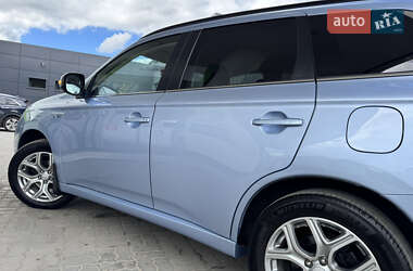 Внедорожник / Кроссовер Mitsubishi Outlander 2014 в 