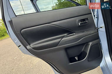 Внедорожник / Кроссовер Mitsubishi Outlander 2014 в 