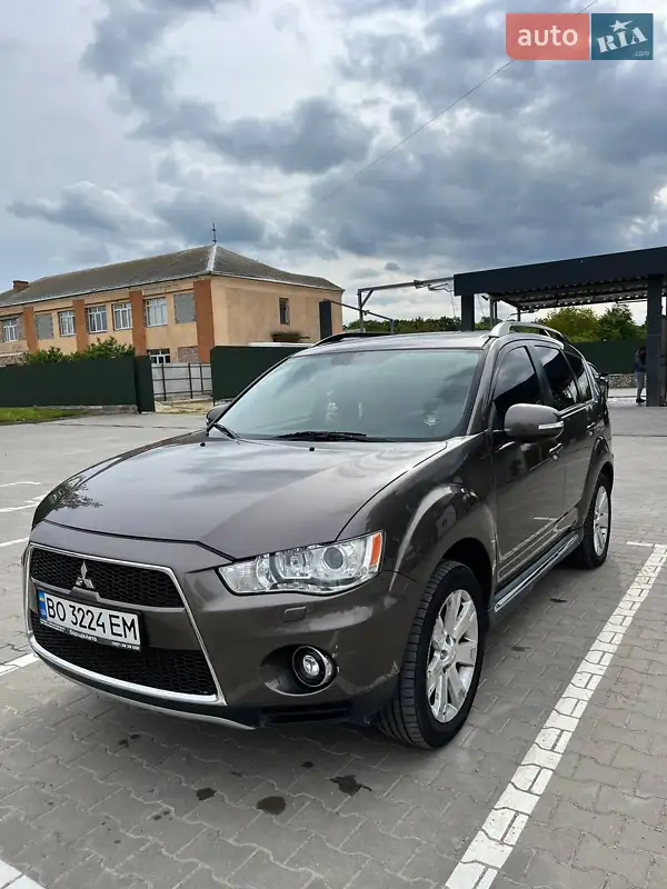 Внедорожник / Кроссовер Mitsubishi Outlander 2011 в 