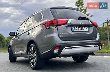 Внедорожник / Кроссовер Mitsubishi Outlander 2020 в 