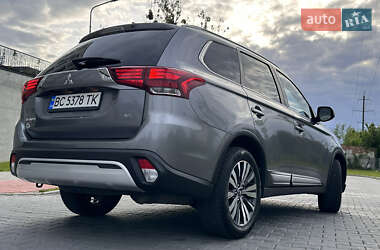 Внедорожник / Кроссовер Mitsubishi Outlander 2020 в 