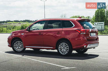 Позашляховик / Кросовер Mitsubishi Outlander 2018 в 