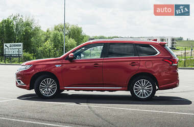 Позашляховик / Кросовер Mitsubishi Outlander 2018 в 