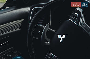 Позашляховик / Кросовер Mitsubishi Outlander 2018 в 