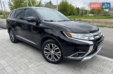 Позашляховик / Кросовер Mitsubishi Outlander 2015 в Рівному