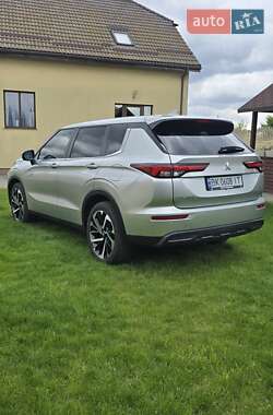 Внедорожник / Кроссовер Mitsubishi Outlander 2023 в 