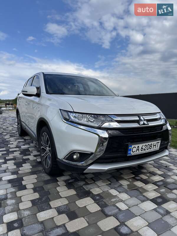 Внедорожник / Кроссовер Mitsubishi Outlander 2017 в 