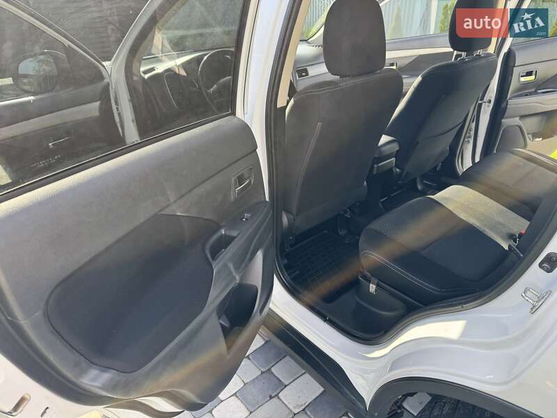Позашляховик / Кросовер Mitsubishi Outlander 2017 в Чорнобаї