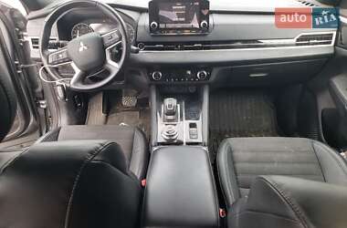 Позашляховик / Кросовер Mitsubishi Outlander 2022 в 