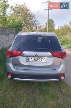 Внедорожник / Кроссовер Mitsubishi Outlander 2016 в 