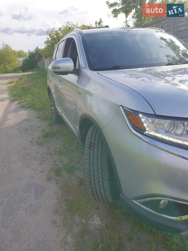 Позашляховик / Кросовер Mitsubishi Outlander 2016 в Києві