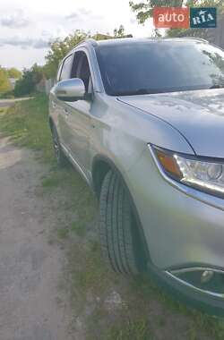 Внедорожник / Кроссовер Mitsubishi Outlander 2016 в 
