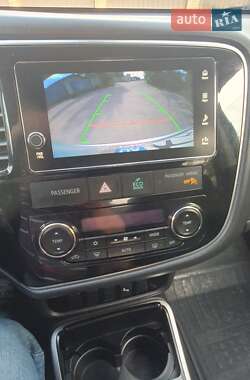 Внедорожник / Кроссовер Mitsubishi Outlander 2016 в 