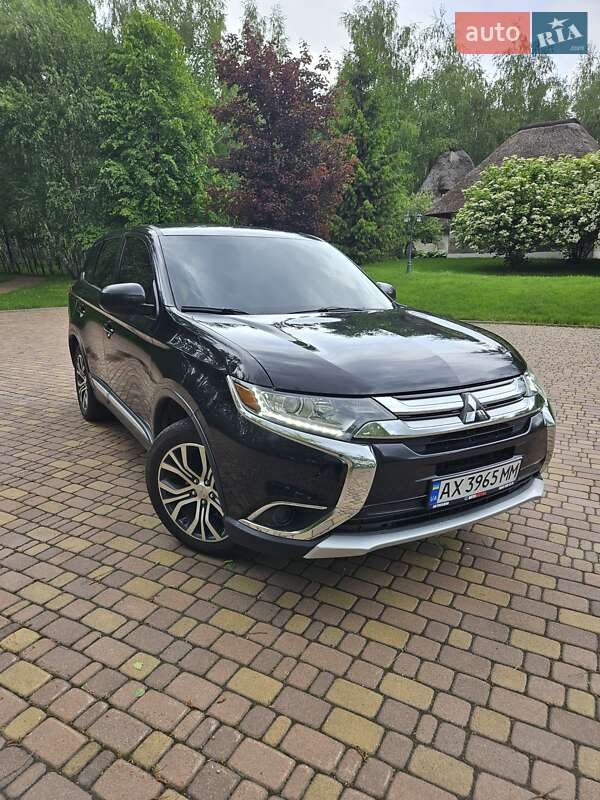 Внедорожник / Кроссовер Mitsubishi Outlander 2016 в 