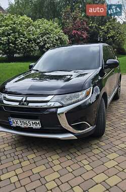Внедорожник / Кроссовер Mitsubishi Outlander 2016 в 