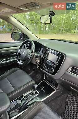 Внедорожник / Кроссовер Mitsubishi Outlander 2016 в 