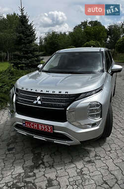 Внедорожник / Кроссовер Mitsubishi Outlander 2021 в 