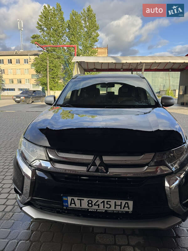 Внедорожник / Кроссовер Mitsubishi Outlander 2016 в Яремче