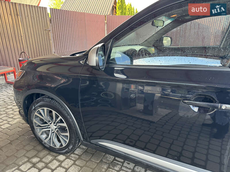 Внедорожник / Кроссовер Mitsubishi Outlander 2016 в Яремче