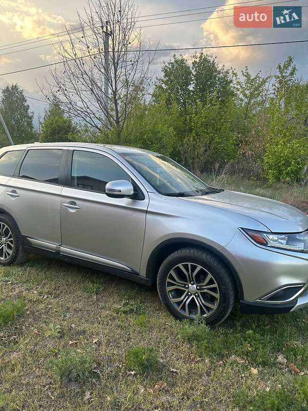 Внедорожник / Кроссовер Mitsubishi Outlander 2017 в Киеве