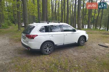 Позашляховик / Кросовер Mitsubishi Outlander 2017 в 