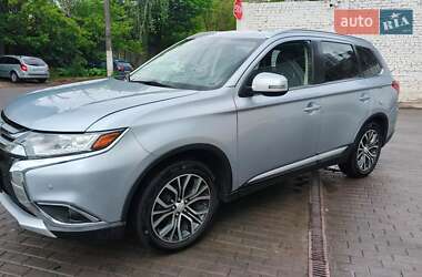 Внедорожник / Кроссовер Mitsubishi Outlander 2017 в 