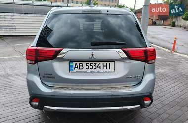 Внедорожник / Кроссовер Mitsubishi Outlander 2017 в 