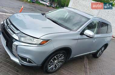 Внедорожник / Кроссовер Mitsubishi Outlander 2017 в 