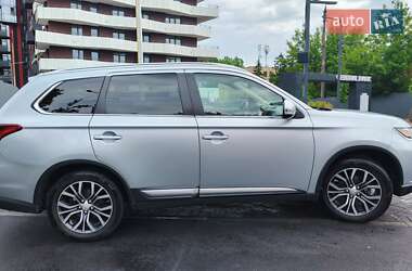 Внедорожник / Кроссовер Mitsubishi Outlander 2017 в 