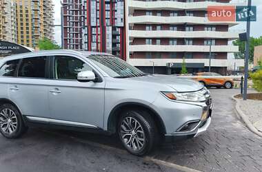 Внедорожник / Кроссовер Mitsubishi Outlander 2017 в 