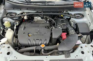 Внедорожник / Кроссовер Mitsubishi Outlander 2010 в 