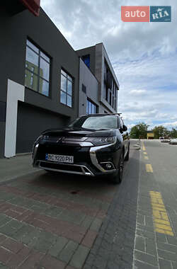 Позашляховик / Кросовер Mitsubishi Outlander 2018 в Львові