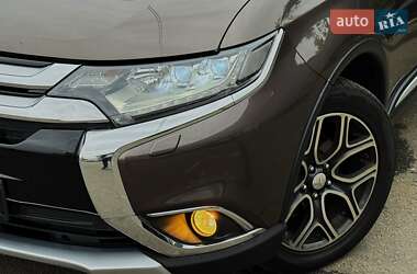 Позашляховик / Кросовер Mitsubishi Outlander 2015 в 