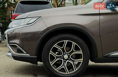Позашляховик / Кросовер Mitsubishi Outlander 2015 в 