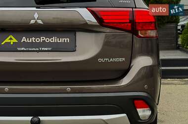 Позашляховик / Кросовер Mitsubishi Outlander 2015 в 